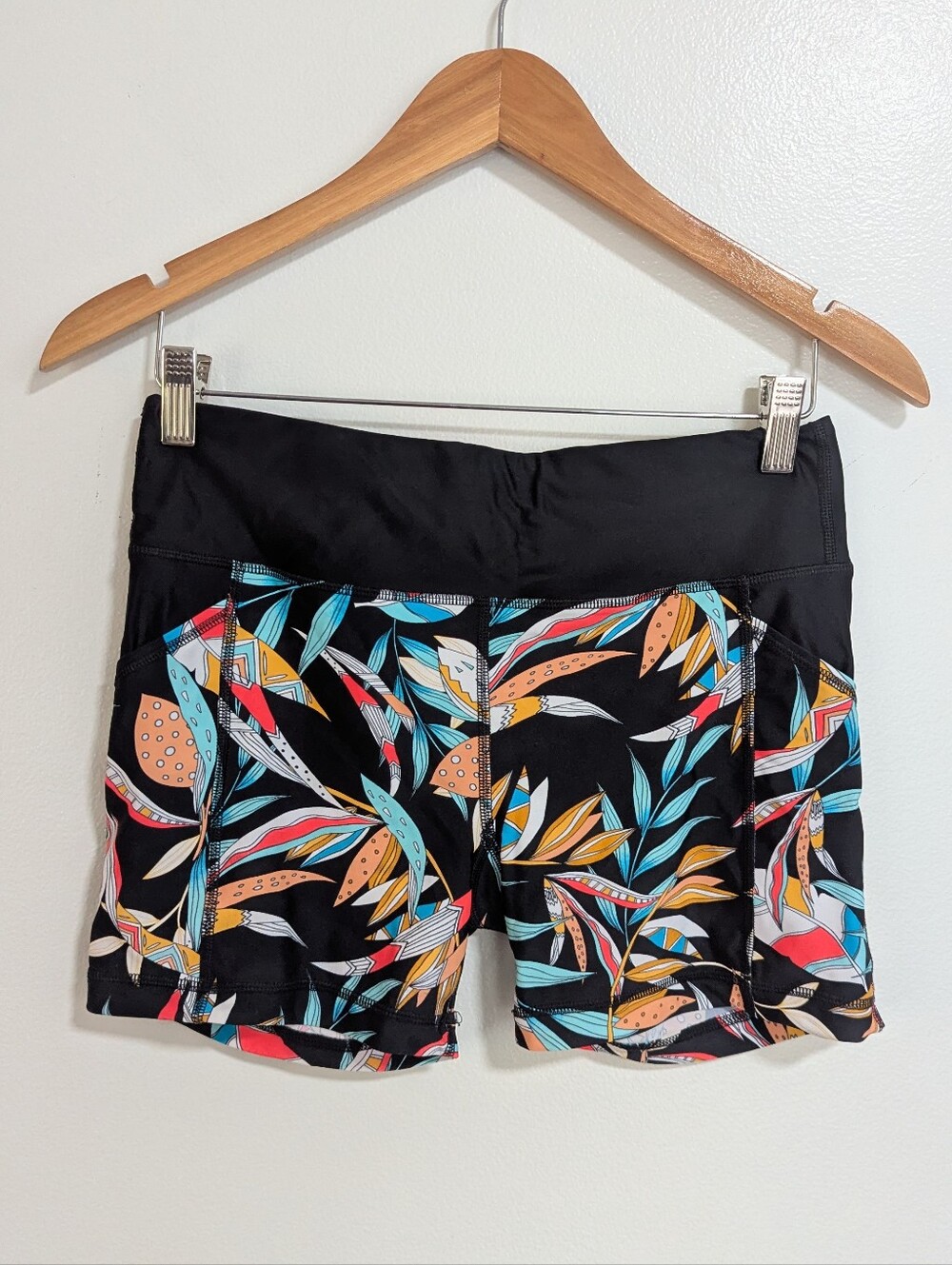 Body Glove Size Large Tropical Floral Black Blue Active Shorts with Pockets